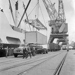 171557 Afbeelding van de overslag van containers van United States Lines in de Prinses Margriethaven te Rotterdam.